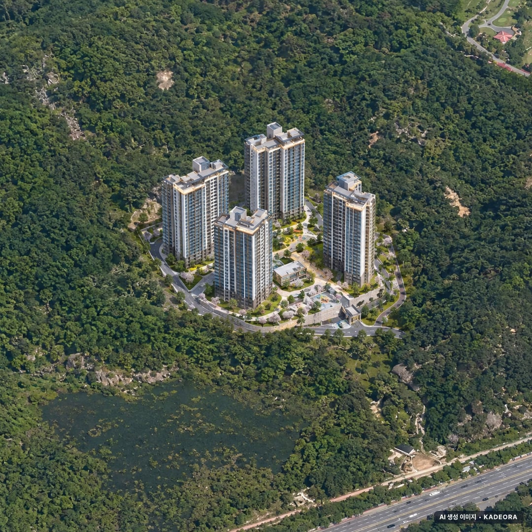 힐스테이트 죽림더프라우드 A4BL(공공분양주택) 주간 항공 상상도 · AI 생성 이미지로 실제와 다를 수 있음 힐스테이트 죽림더프라우드 A4BL(공공분양주택) 단지 전경 AI 상상도(주간 항공) — 전남 여수시 착공 341세대