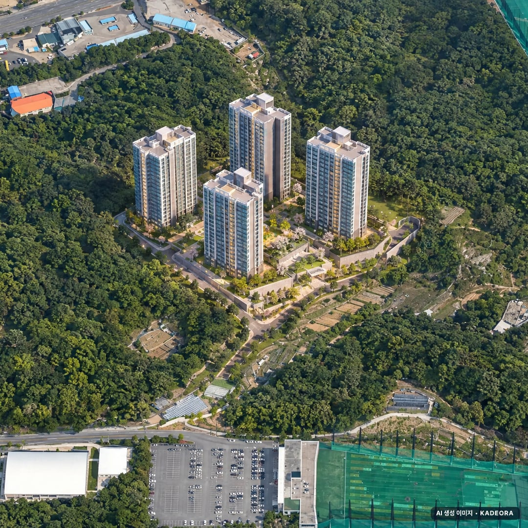 힐스테이트 죽림더프라우드 A2BL(공공분양주택) 주간 항공 상상도 · AI 생성 이미지로 실제와 다를 수 있음 힐스테이트 죽림더프라우드 A2BL(공공분양주택) 단지 전경 AI 상상도(주간 항공) — 전남 여수시 착공 802세대