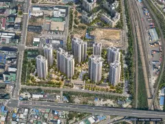 두정역 푸르지오 그랑피크 10개동·최고 35층·총 1,438세대 기준 AI 상상도 — 실제와 다를 수 있음 두정역 푸르지오 그랑피크 10개동·최고 35층·총 1,438세대 기준 AI 상상도(주간 항공) — 실제와 다를 수 있음